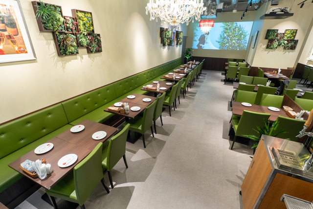 クラフトビアガーデン BistroアジアンSAPANAの会場内イメージ1枚目-プロジェクターもある、天井の高い大空間！