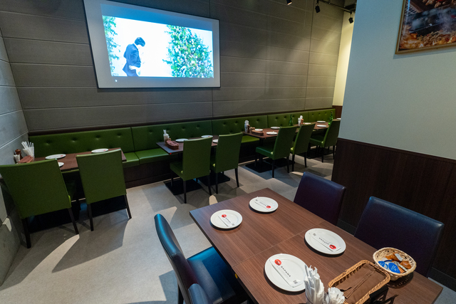 クラフトビアガーデン BistroアジアンSAPANAの会場内イメージ3枚目-個室にもプロジェクター設置しています！控室で使えます！