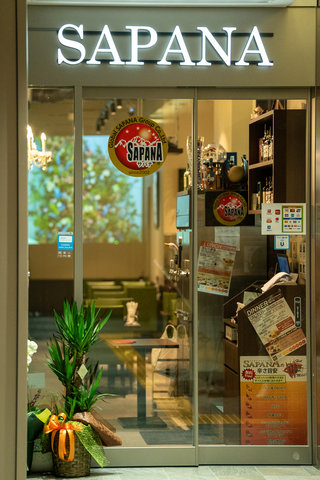 クラフトビアガーデン BistroアジアンSAPANAの会場内イメージ4枚目-京橋駅1分！駅と直結が嬉しい！雨でも濡れません！