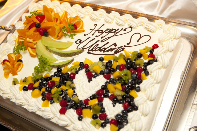 60名〜80名でも対応可能なNOS特製ウィディングケーキウェディングケーキ写真はあくまで1例ですが、迫力満点のケーキは二次会でもマストなイベントです。