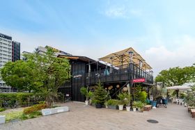 ナチュラルガーデンウェディング 青いナポリ IN THE PARKのフロア1のメイン画像-開放的なテラスでBBQやバンド演奏を取り入れることも◎