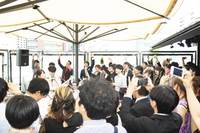 ナチュラルガーデンウェディング 青いナポリ IN THE PARKの会場の特徴-ライブ感覚が味わえます！