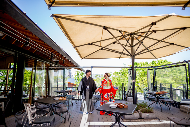 ナチュラルガーデンウェディング 青いナポリ IN THE PARKの会場内イメージ3枚目-開放的なテラスでパーティー