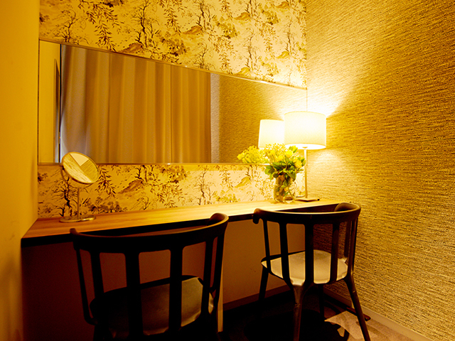 ナチュラルガーデンウェディング 青いナポリ IN THE PARKの会場内イメージ9枚目-新郎新婦様の控室を完備