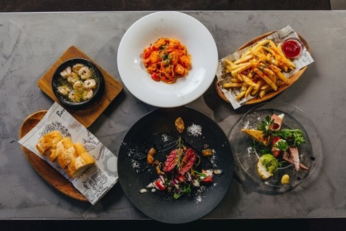 Ace cafe　三条河原町の＜着席テーブルシェア＞真鯛のカルパッチョ、エビとアボカドの和風タルタルetc... 飲み放題付き