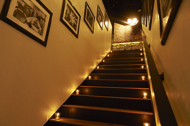 景色を一望できるNYスタイルのレストラン専用の階段を上がると・・・階段を上がるとパーティの始まりです！ゲストの皆様はクラッカーを用意を☆