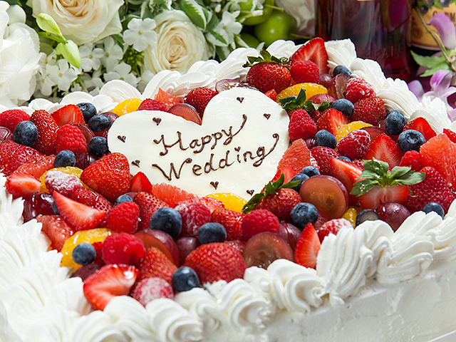 錦糸町で結婚式二次会ならDining Bar カフェタイフーウエディングケーキお二人のメッセージをしたためたオリジナルケーキは2.5万円からご用意いたします。