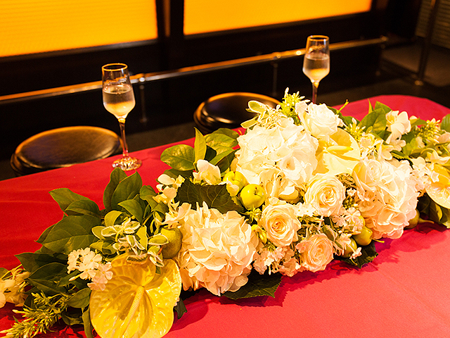 錦糸町で結婚式二次会ならDining Bar カフェタイフー高砂席もご用意店内奥のビリヤード台の奥が新郎新婦様のお席。綺麗に装花を飾ります。