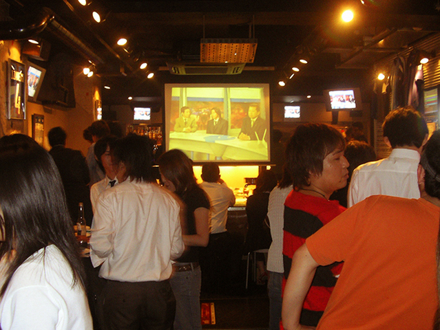 錦糸町で結婚式二次会ならDining Bar カフェタイフー通常営業時にはイベント企画もスポーツ観戦も定期的におこなっております。100名様ほどご来場があったりと大盛況です。