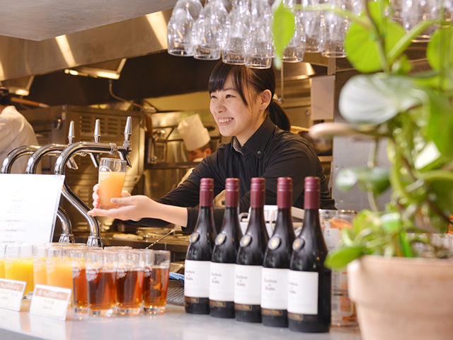 ロイヤルガーデンカフェ 飯田橋の会場内イメージ4枚目-フリードリンクを満喫ください