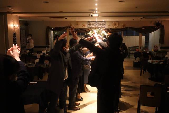 天文館 貸切 二次会 HINATA～ヒナタ～の料理・施設等のイメージ画像10-新郎新婦様を祝福アーチでお見送り( *´艸｀)