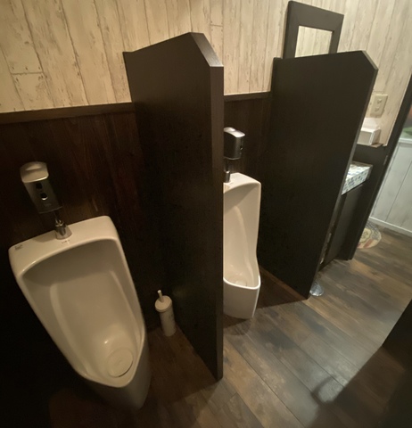 男性用トイレ混雑する男性用トイレも二個完備してますので混雑も少ないです♪