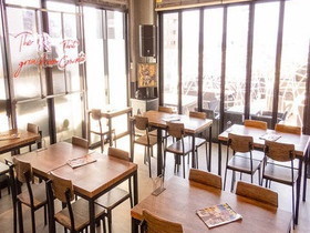 【BEARD（ビアード） ‐AMERICAN ROOFTOP‐テラス】 天神・大名 結婚式二次会の会場の特徴-店内から景色を一望！ウッドテーブル席：20名様