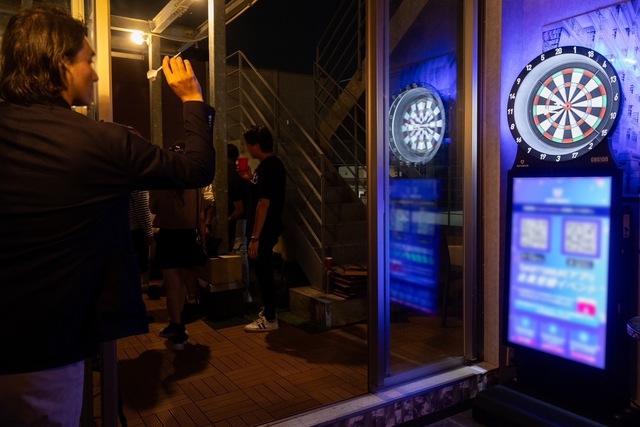 【Dining  Boooo TERRACE】天神今泉 結婚式2次会の料理・施設等のイメージ画像8-ダーツ投げ放題！