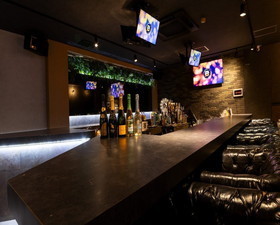 【AMUSEMENT BAR BRAVO】小倉魚町 結婚式二次会のフロア1のメイン画像-木目の温かみが広がる空間は結婚式二次会や大人数宴会などに最適