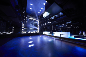 渋谷・貸切パーティー＆ ウェディング2次会会場 クラブキャメロットのフロア1のメイン画像-■DJブース／LEDモニター有
