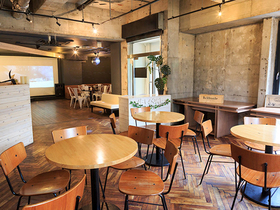 Glade Park 池袋のフロア1のメイン画像-木のぬくもりを感じるカフェ空間を貸切でご利用可能!