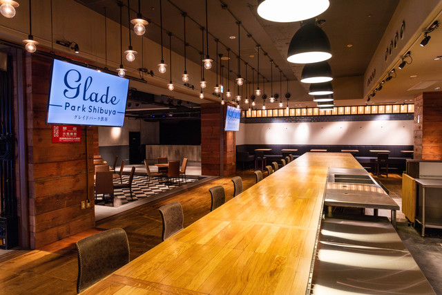 Glade Park 渋谷の会場内イメージ2枚目-大型バーカウンター
