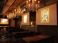 二次会＆貸切パーティ会場 渋谷 アイコン【ICON】のフロア1の詳細画像2-プロジェクターと100インチのスクリーンは3セットご用意
