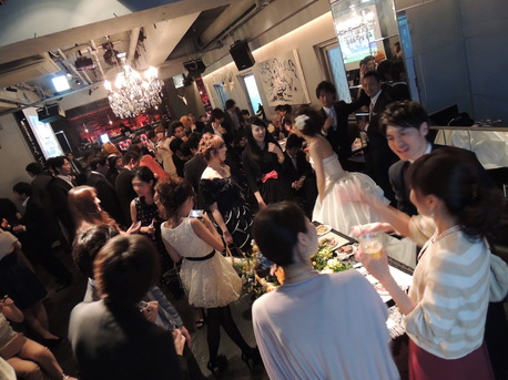 二次会＆貸切パーティ会場 渋谷 アイコン【ICON】の料理・施設等のイメージ画像7-半立食で歓談中
