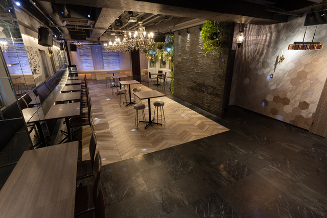 二次会＆貸切パーティ会場 渋谷 アイコン【ICON】の会場内イメージ7枚目-ミラー、光る素材を利用したシャンデリアや床材がスタイリッシュ