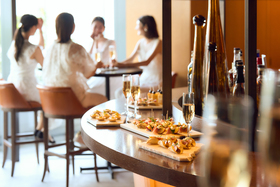 セダー ザ チョップ ハウスアンドバー【CEDAR THE CHOP HOUSE&BAR】の会場を詳しく紹介-セダーの看板となる“バーカウンター”