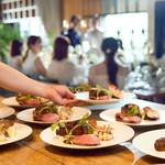 セダー ザ チョップ ハウスアンドバー【CEDAR THE CHOP HOUSE＆BAR】の施設・サービスのメイン画像-迫力あるオープンキッチンから絶品料理を