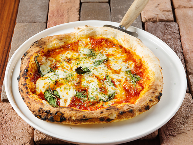 石窯で香ばしく焼き上げる自慢のピッツァ手ごねで生地から作る自慢のピッツァ。ナポリ風の生地はモチモチの食感も楽しめます。