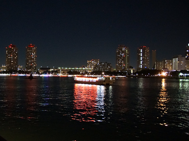 貸切最大50名様迄対応！水上から眺める東京は別の顔。美しい風景をバックにぜひ記念撮影を。展望デッキ付の船もあります♪