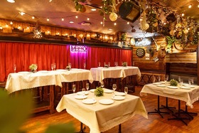 JUNGLE 浦安結婚式 二次会のフロア1のメイン画像-2次会時の席配置。配置内容はご相談の上決定致します!