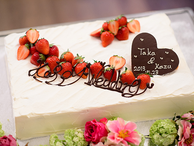日本大通りで結婚式二次会ならsilk特製ウエディングケーキご予算に合わせて新郎新婦様特製ケーキもご用意可能です