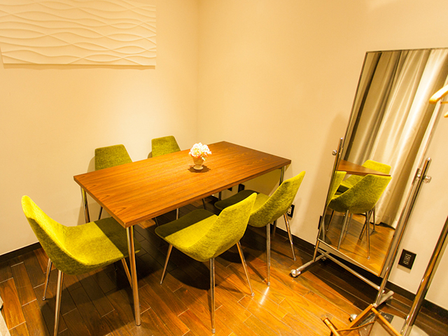 カフェ＆レストラン シルクの会場内イメージ3枚目-日本大通りで結婚式二次会ならsilk