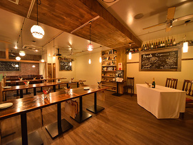 スパニッシュイタリアン Azzurro520 柏店のフロア1のメイン画像-ウッディー調のモダンなインテリアの広々空間