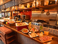 スパニッシュイタリアン Azzurro520 柏店のフロア1の詳細画像1-ビュッフェカウンター