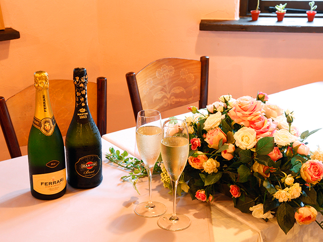 新郎新婦席テーブル装花の持ち込み無料です！各テーブルに飾るお花やブーケ、花束などの手配も可能です♪