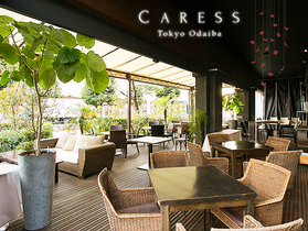 レストランカフェラウンジ カレス【Restaurant Cafe Lounge CARESS】のフロア1のメイン画像-広々テラス（雨でもOK!)と落ち着いた店内との雰囲気は最高！