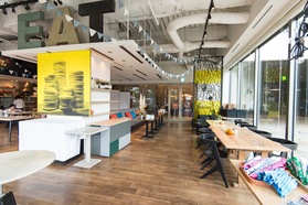 グッドモーニングカフェ 中野 セントラルパーク【GOOD MORNING CAFE 中野 セントラルパーク】のフロア1のメイン画像-自然を目前にウッディな店内で光が差し込む賑やかなパーティーを