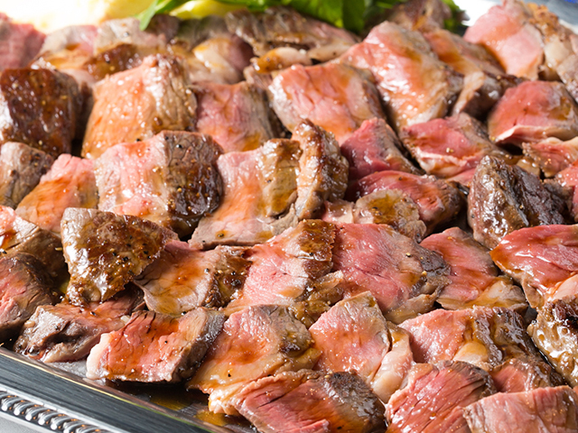 当店メインの肉料理メインの肉料理は、7,000円プランなら『牛タタキ』と『リブステーキ』の2種が含まれます。