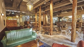 ムロマチカフェ ハチ【muromachicafe hachi】の大人の隠れ家空間