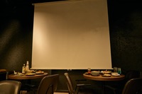 modern Korean～NOURU～ 横浜クレインビルの施設・サービスのメイン画像-皆様の大切な会を盛り上げる巨大プロジェクター