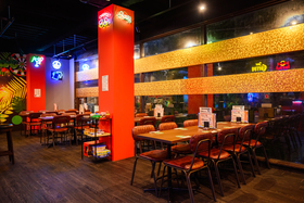 Beer Pong BAR GROVE 大宮店の開放的なスペース