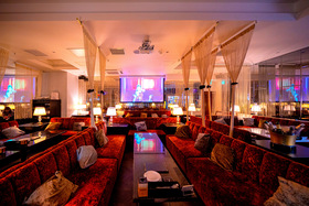 LUXURY BAR&CAFE・KARAOKE DARTS MILAS SHIBUYAのフロア1のメイン画像-特大スクリーンはどのお席からでも迫力満点で視聴可能!