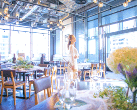 Cassolo【カッソーロ】のフロア1のメイン画像-大きな窓のある明るい店内と、テラス席を併設するお洒落な空間