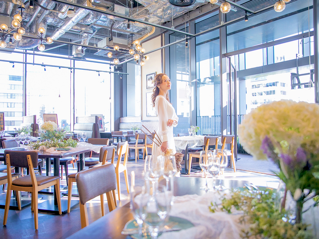 Cassolo【カッソーロ】の会場内イメージ3枚目-大きな窓が特徴的な店内と、広々としたテラス席が開放的。