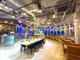 tomt cafe bistro barのフロア1のメイン画像-みなとみらい駅からすぐの立地。街路樹の緑も臨めるお洒落な空間