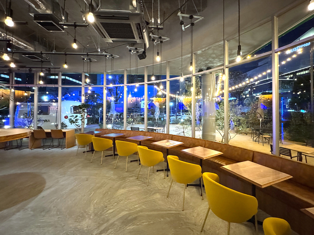 tomt cafe bistro barの会場内イメージ4枚目-大きな窓があり、開放感のある心地よい店内。