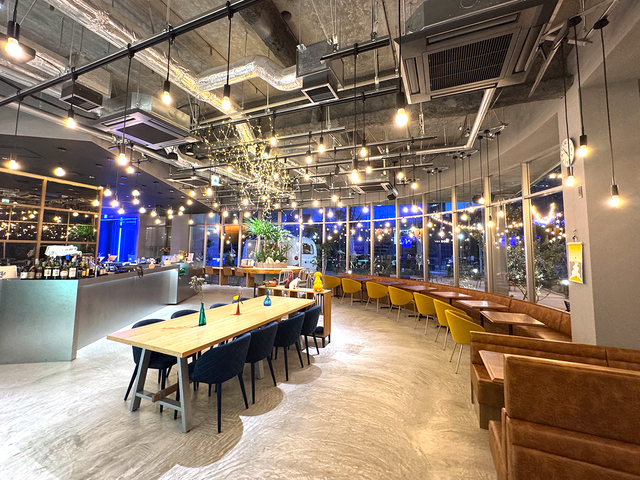 tomt cafe bistro barの会場メイン画像-みなとみらい駅から徒歩3分！天井高で明るく心地よい空間です。