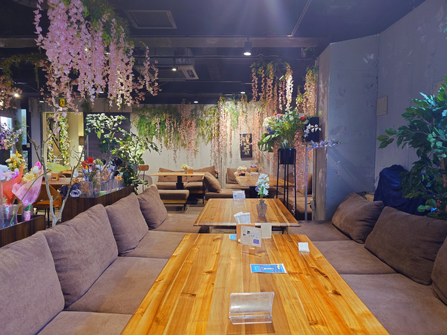 アーキテクチャcafe＆bar棲家 新宿の会場内イメージ3枚目-ソファー席50席