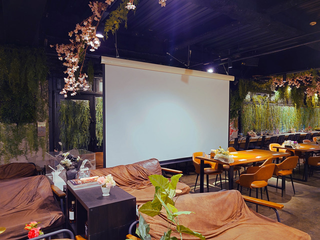 アーキテクチャcafe＆bar棲家 新宿の会場内イメージ4枚目-大型スクリーン