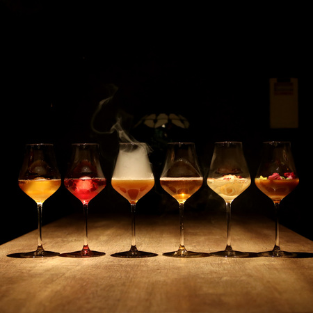 ティファニーで夕食をのお二人の物語を…-乾杯を合図に友人たちの祝福の声がまるで映画のBGMの様に響く